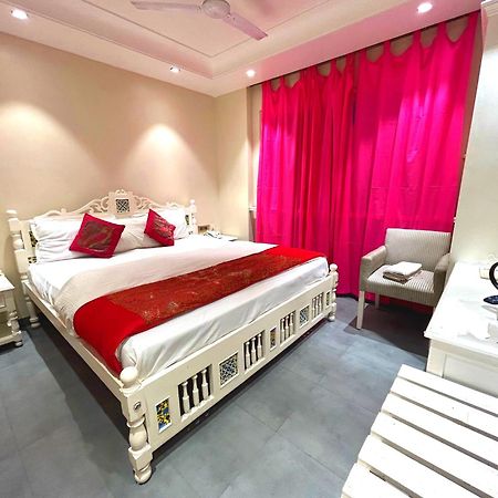 The Pinky Villa - Heritage Boutique Suites Ню Делхи Екстериор снимка