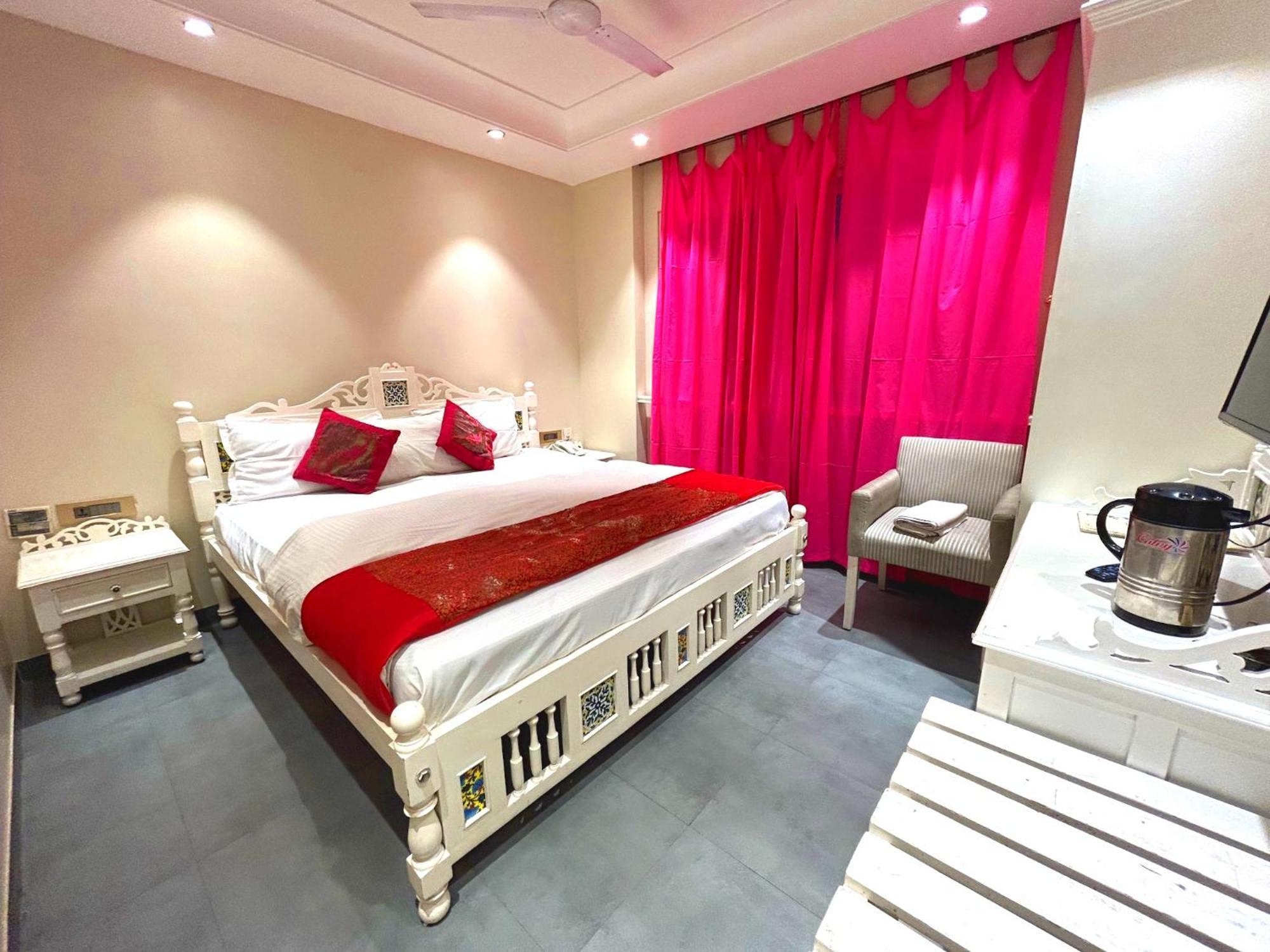The Pinky Villa - Heritage Boutique Suites Ню Делхи Екстериор снимка