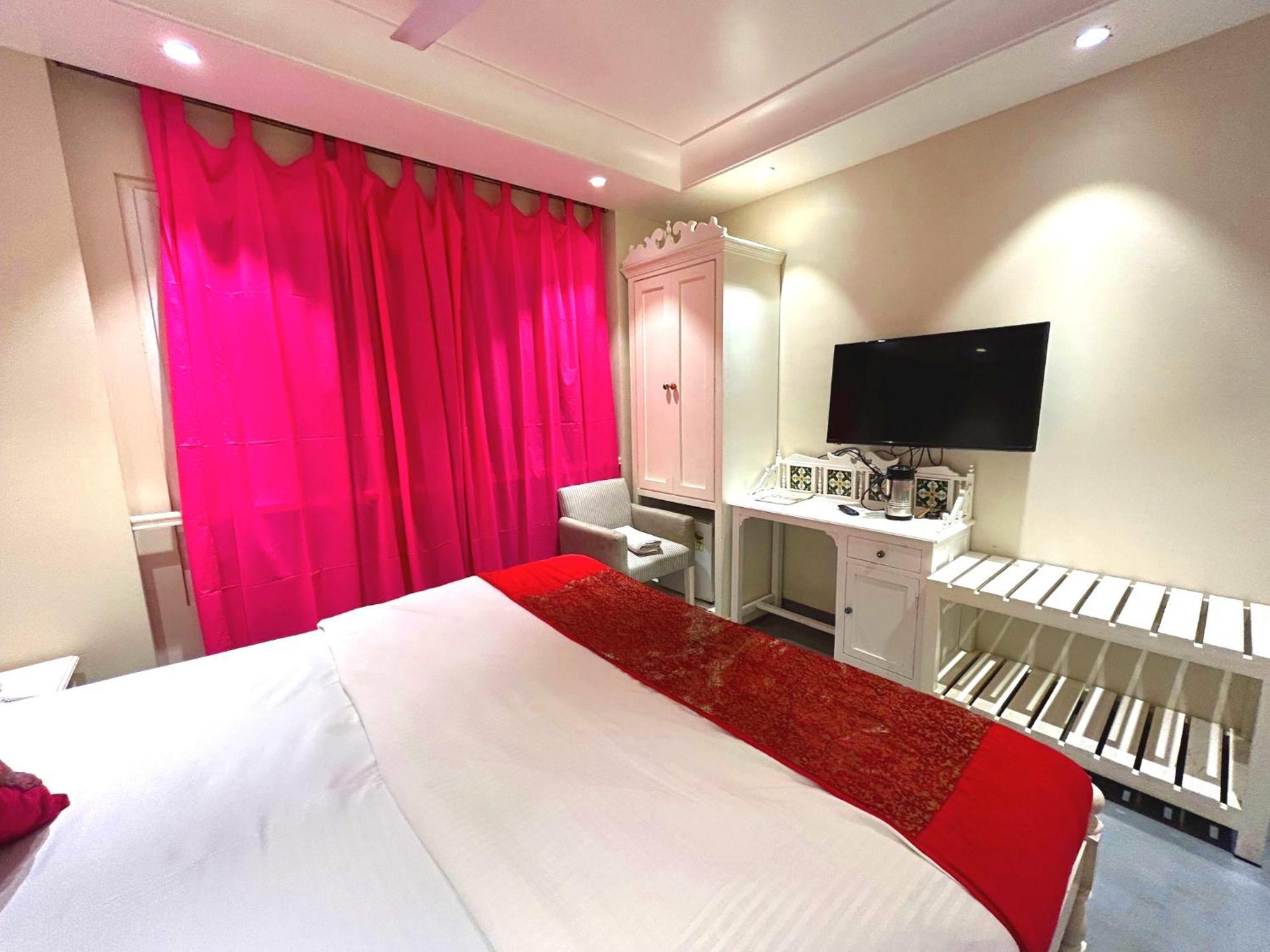 The Pinky Villa - Heritage Boutique Suites Ню Делхи Екстериор снимка