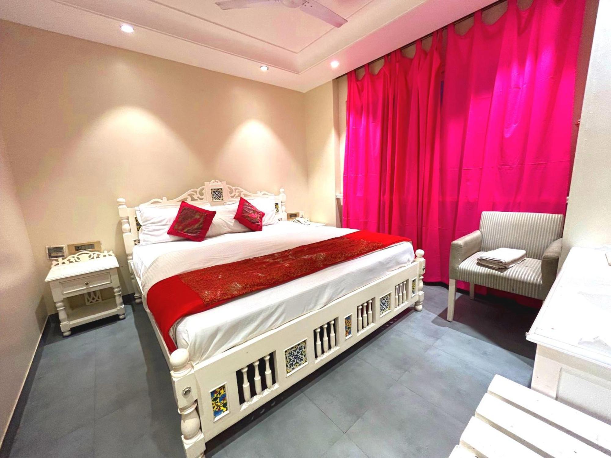 The Pinky Villa - Heritage Boutique Suites Ню Делхи Екстериор снимка