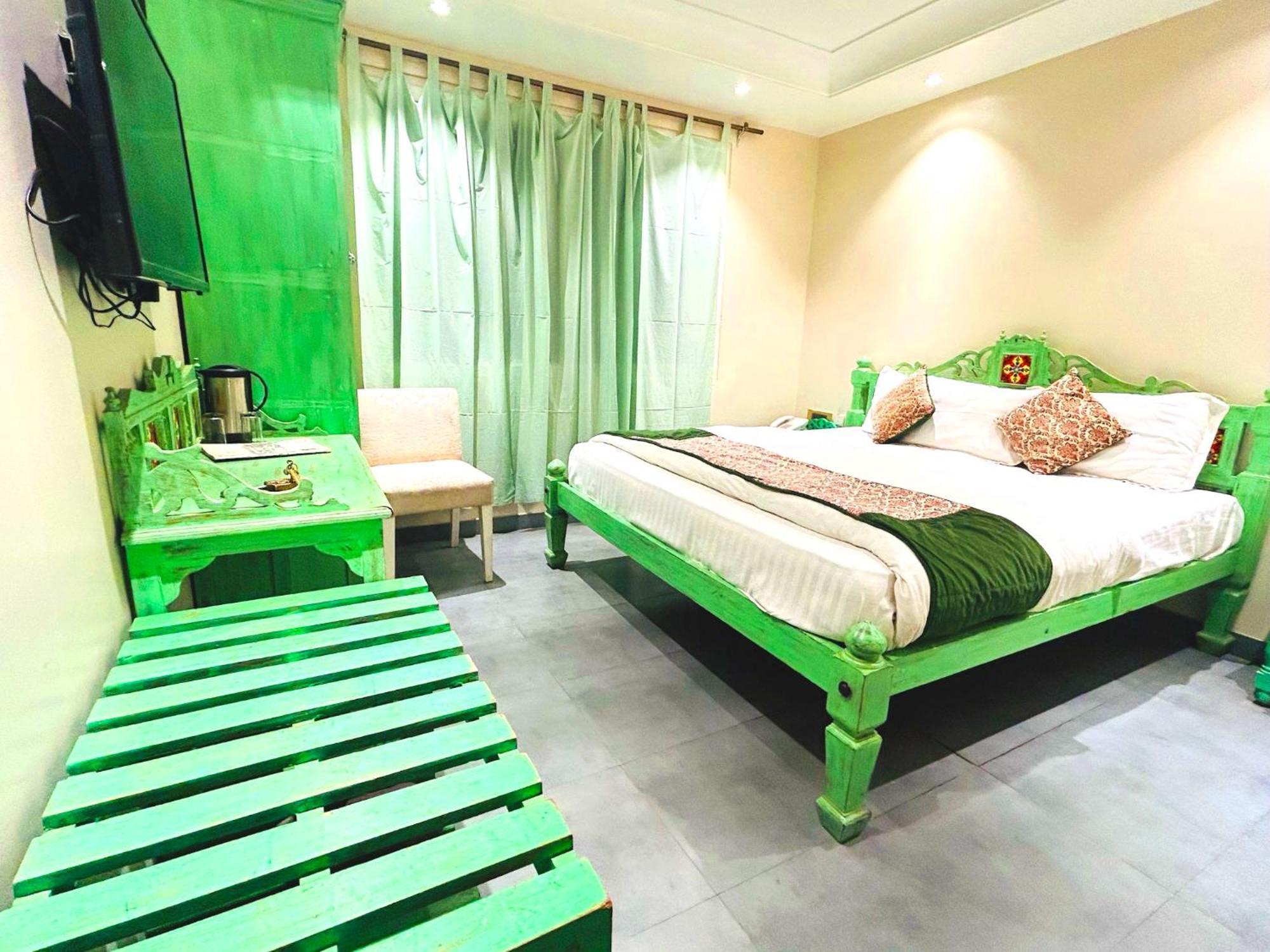 The Pinky Villa - Heritage Boutique Suites Ню Делхи Екстериор снимка