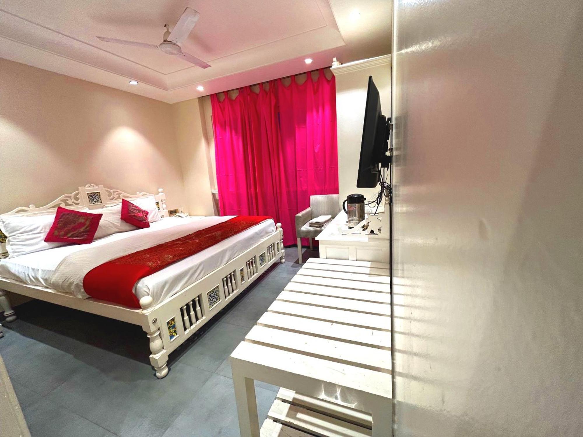 The Pinky Villa - Heritage Boutique Suites Ню Делхи Екстериор снимка
