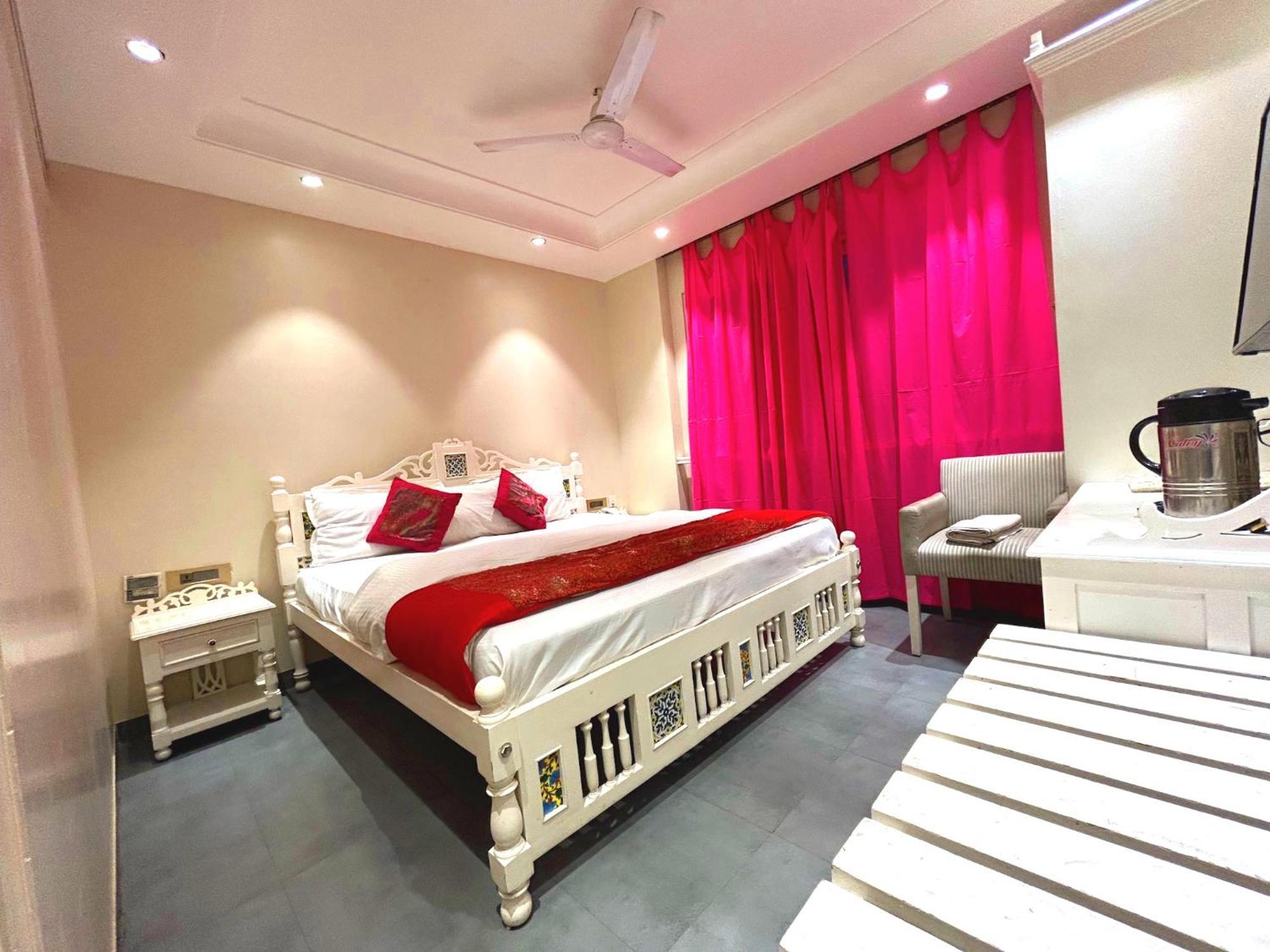 The Pinky Villa - Heritage Boutique Suites Ню Делхи Екстериор снимка
