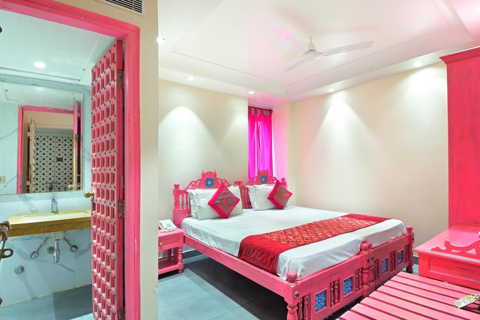 The Pinky Villa - Heritage Boutique Suites Ню Делхи Екстериор снимка